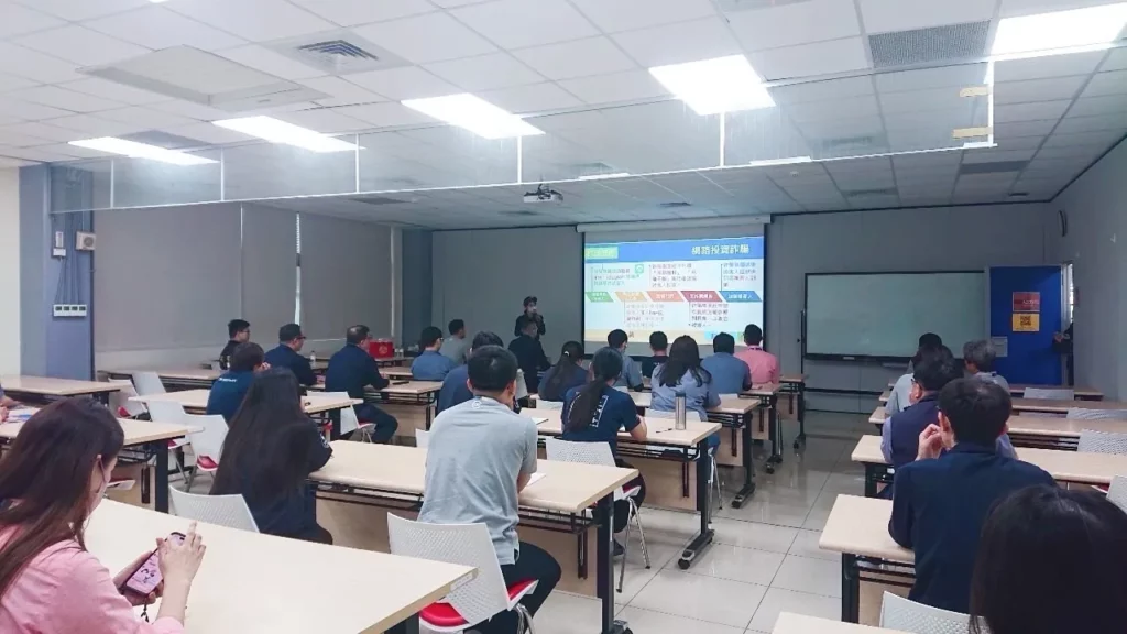 樹林警識詐專家宣講團先以帶入案例新聞影片讓員工加深印象並配合問答方式引導員工們思考互動,再配合新聞講述反詐小故事