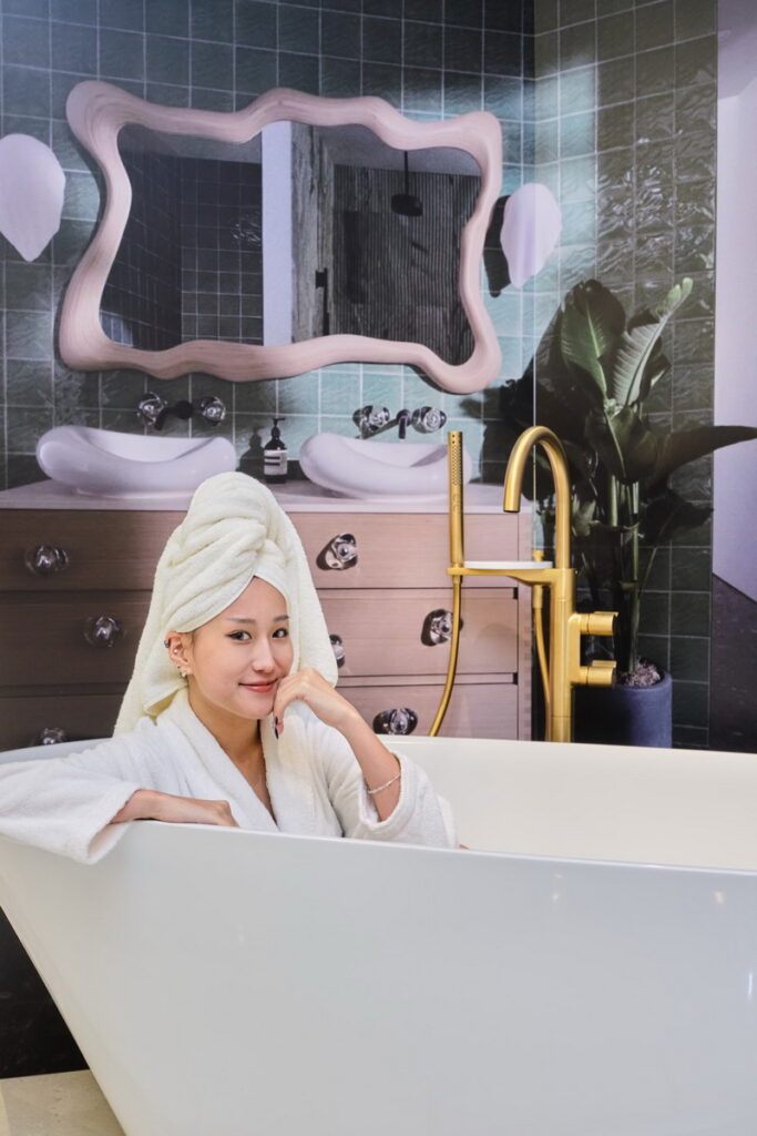 模特兒演繹KOHLER Brazn 全新浴缸商品。