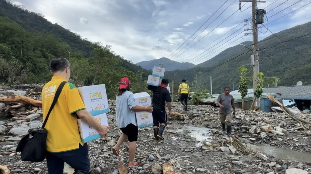 花東災後家園修復以及生活的恢復之路漫長，圖為芥菜種會前往台東縣太麻里運送生活物資幫助受災家庭。（芥菜種會提供）