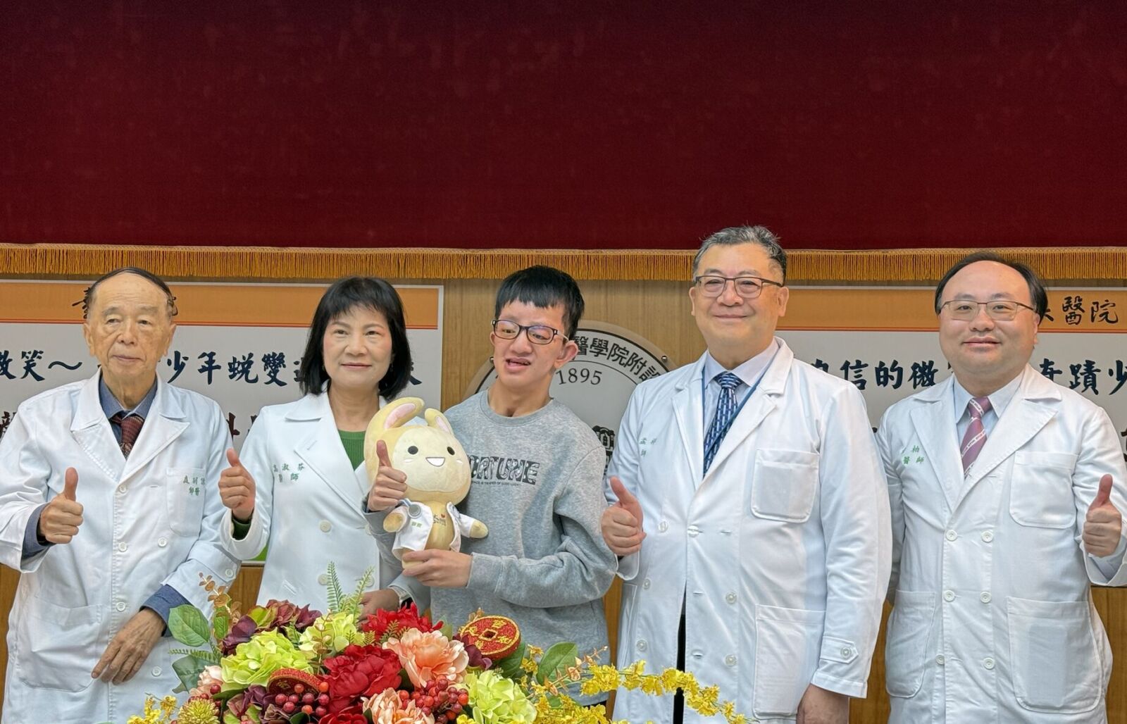 奇蹟少年「臉縮、凸眼」遭嘲外星人 台大醫院花17年還他一張帥臉! 220 奇蹟少年「臉縮、凸眼」遭嘲外星人 台大醫院花17年還他一張帥臉! 219