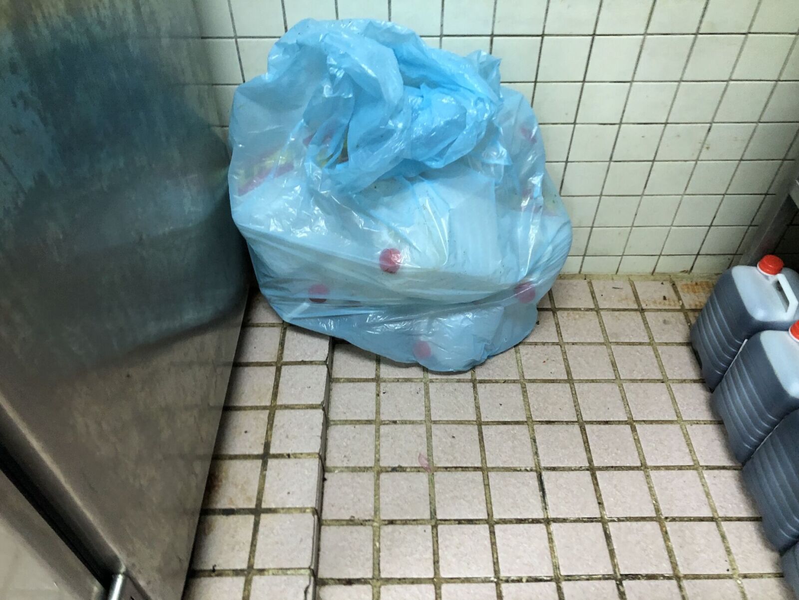 西門町老天祿被爆「鴨胗藏鐵絲」！ 衛生局查「謝記老天祿」5衛生缺失 225