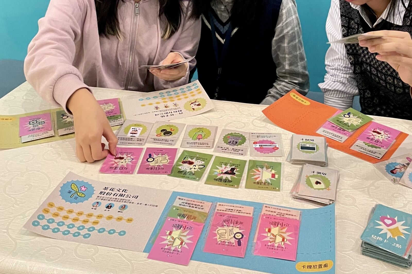 從趣味中學會批判性思考 高中生自創卡牌桌遊提升青年資訊判讀力 228 CNEWS195241128a02