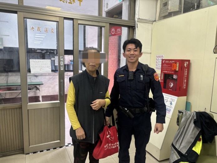 提款忘拿錢!老婦1萬現金險飛 中壢熱心警民協力找人歸還 55 654456 1