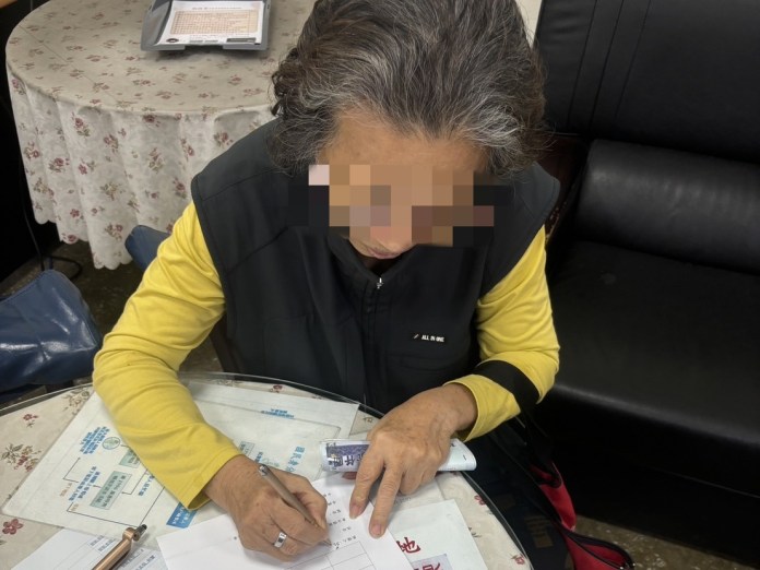 提款忘拿錢!老婦1萬現金險飛 中壢熱心警民協力找人歸還 56 654456 2