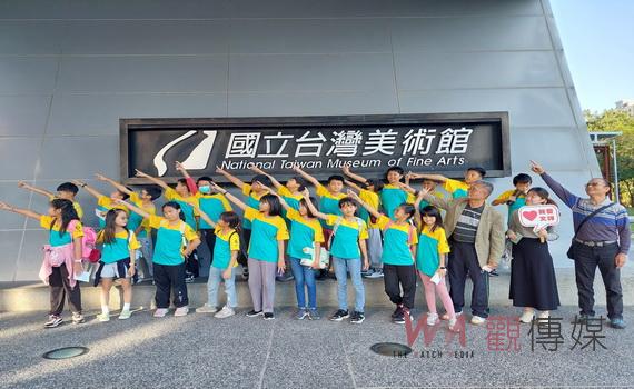 建國獅子會前會長陳金發、陳皇錡與文祥國小師生 一起從圖書館走讀看天下