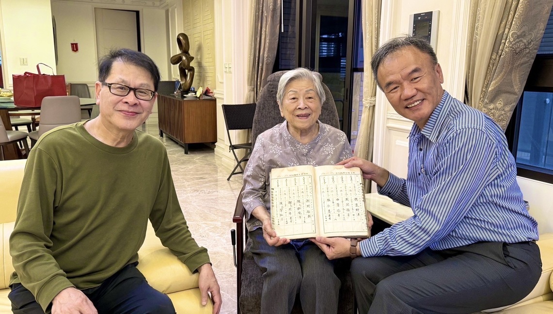漾新聞|是雄女也是苓洲國小百歲校友 校長邀約為苓洲國小雙甲子校慶傳承聖火