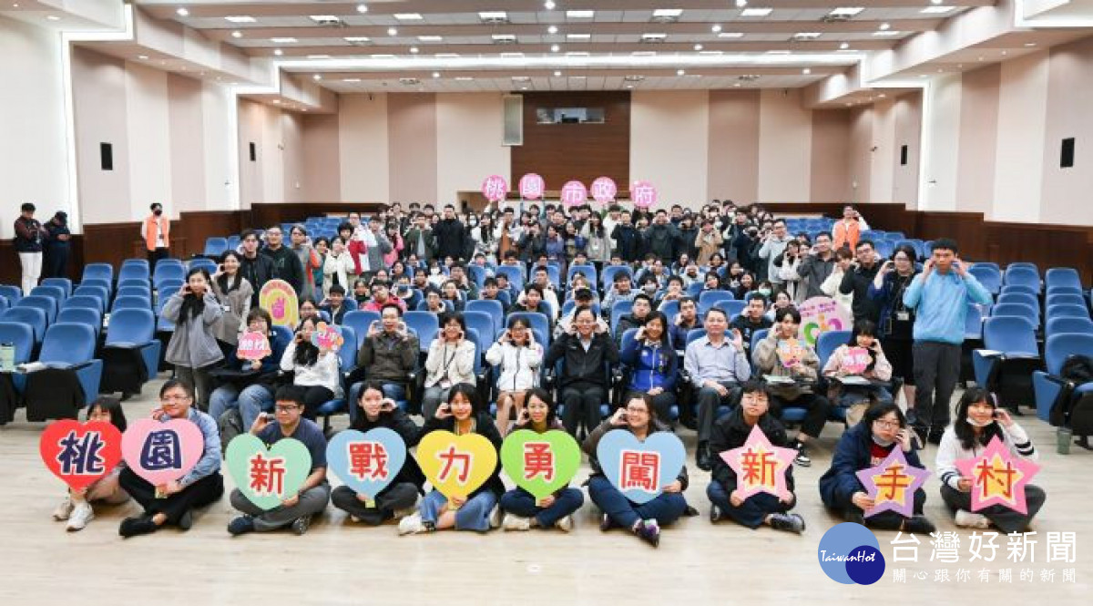 張市長與新進同仁大合照留念。