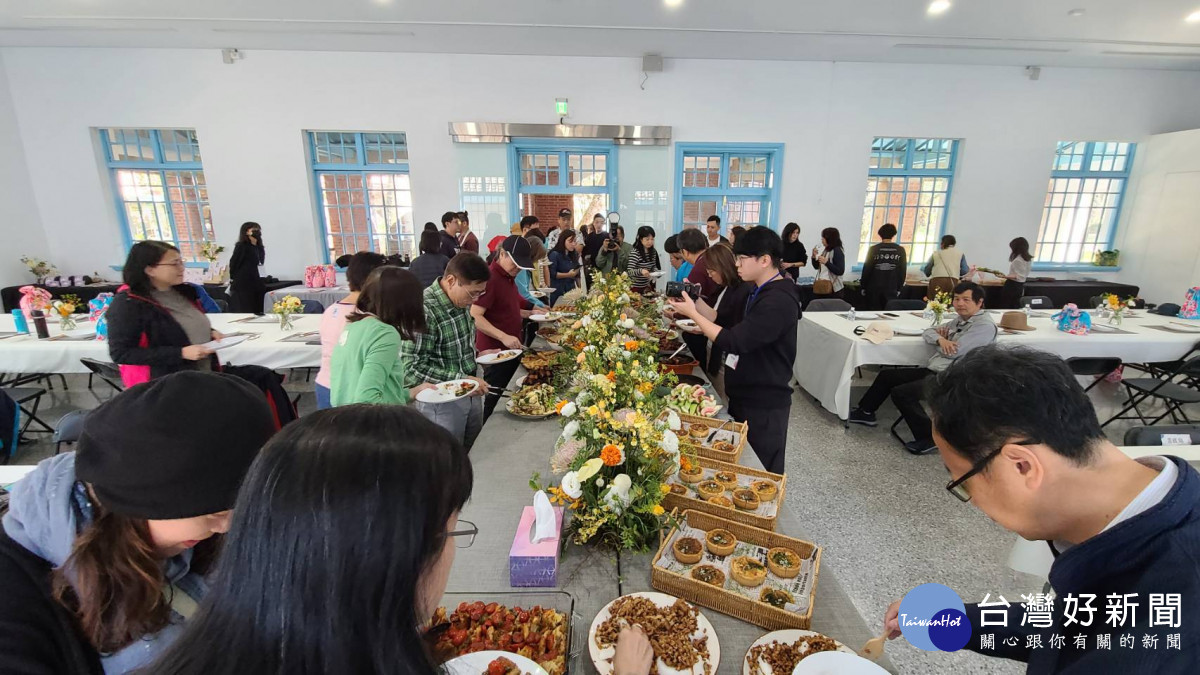 大溪公會堂舉辦一場跨界的「鳳飛大溪」餐桌行動,用最道地的大溪元素共同「記憶大溪」。