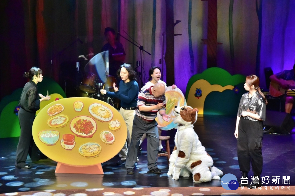 音樂劇結合樂團現場演奏、新創客家歌謠、舞蹈與精湛的演技,熱鬧又動人。