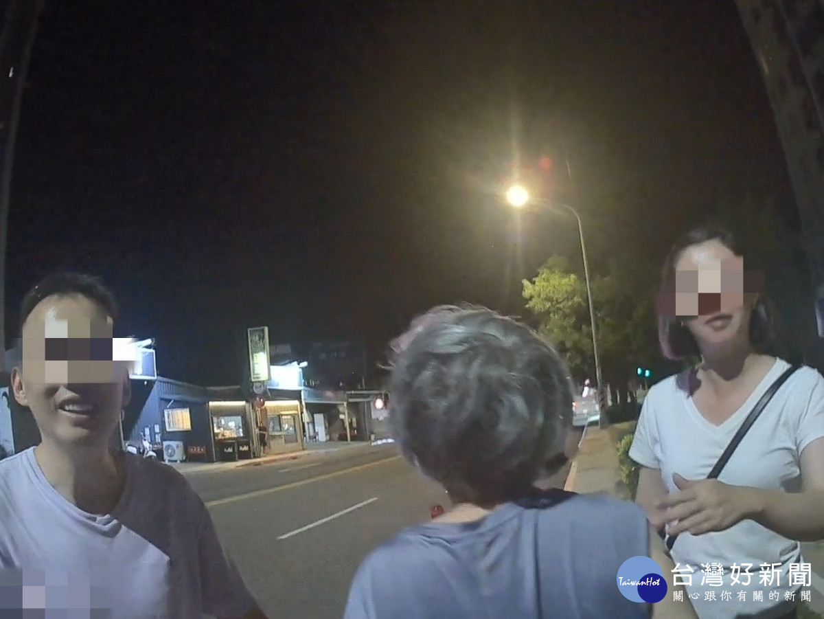 失智婦青埔逛大型商場走失,警方順利找到人,將媽媽送回兒子身邊。<br /><br />