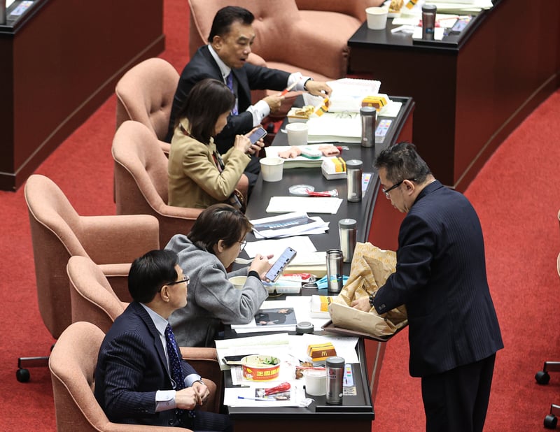 立法院會29日續審多條法案,中午不休息,立院提供便當及麥當勞,讓立委邊用餐邊開會。中央社