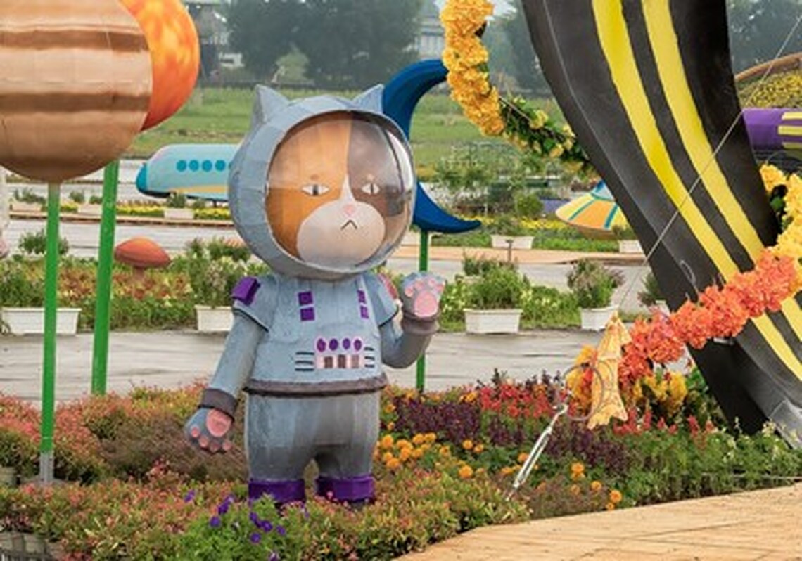 兼具永續教育的吉祥物!「小貓太空人」現身花毯節與遊客寓教於樂