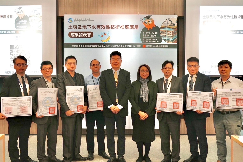 環管署劉副署長瑞祥（中）、王雅玢教授（右4）與受證代表合照（圖：環境部環管署）