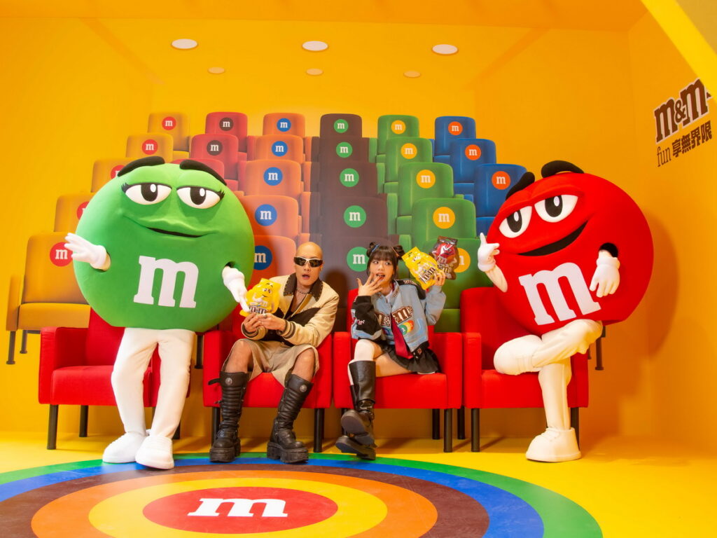 品牌好友YELLOW黃宣與木木攜手M&M'S大明星紅M、綠M為超吸睛M&M'S Screentime City揭幕。
