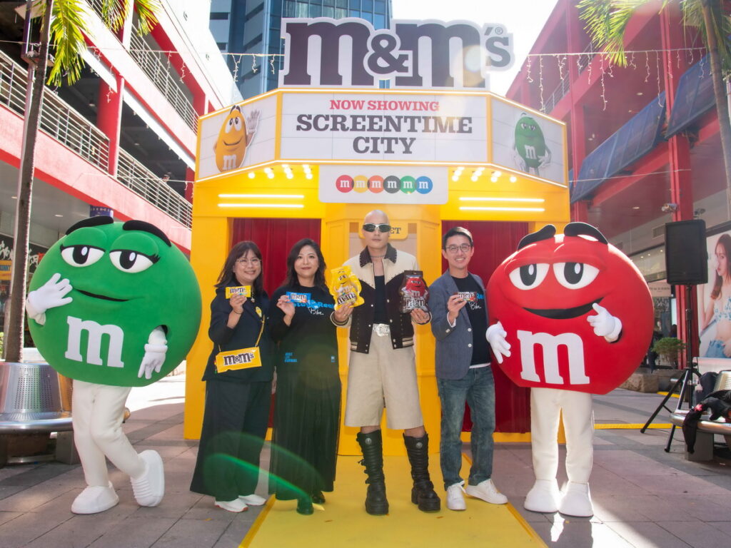 品牌代表與黃宣開箱台灣限量M&M'S手提箱,年末M&M'S追劇狂樂每一刻。