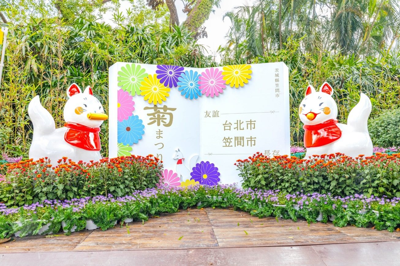 圖4.日本笠間市贈送的朱印帳紀念裝置及一對分別叼著卷軸與寶珠的狐狸,象徵智慧、稻荷神的靈德、五穀豐收,祝福您心想事成!