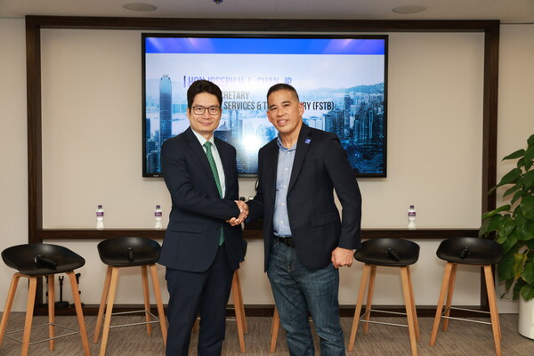 圖左為香港特別行政區政府財經事務及庫務局副局長陳浩濂先生;圖右為香港人工智能總會創辦人兼主席陳文理先生 圖左為香港特別行政區政府財經事務及庫務局副局長陳浩濂先生;圖右為香港人工智能總會創辦人兼主席陳文理先生