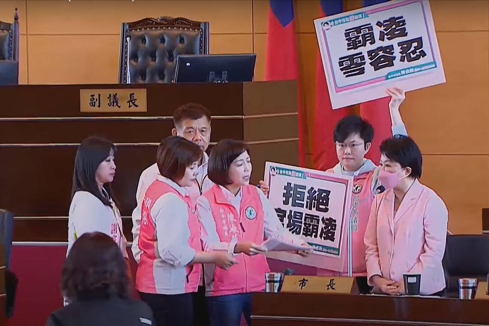 台中市政府深陷霸凌風暴? 綠白民代要求盧秀燕嚴謹調查 218 台中市政府深陷霸凌風暴? 綠白民代要求盧秀燕嚴謹調查 217