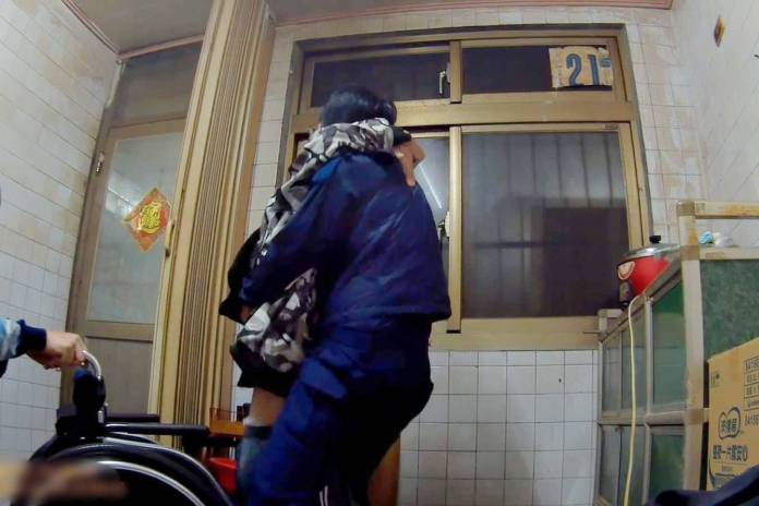 男跌坐家中爬不起!兄坐輪椅著急求助 大園警及時伸援解圍 56 311609 0