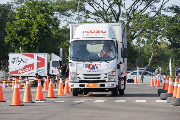 2024第六屆ISUZU運轉職人挑戰賽 首度前進南台灣熱烈開戰 52 圖2:比賽車輛統一使用ISUZU六期NLR 5噸手排貨車供職人們車技比拚照片提供:台北合眾汽 scaled