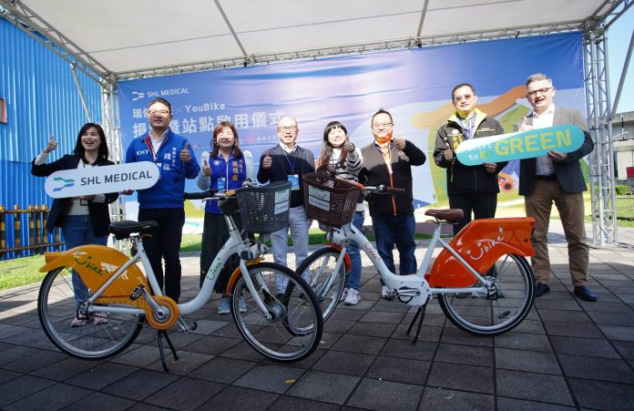 響應低碳綠色運輸並回饋在地社區 瑞健醫療捐贈並啟用YouBike站點 62 大合照 1 scaled