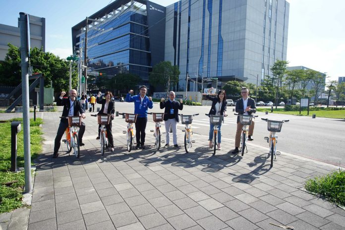 響應低碳綠色運輸並回饋在地社區 瑞健醫療捐贈並啟用YouBike站點 64 瑞健前合照 scaled