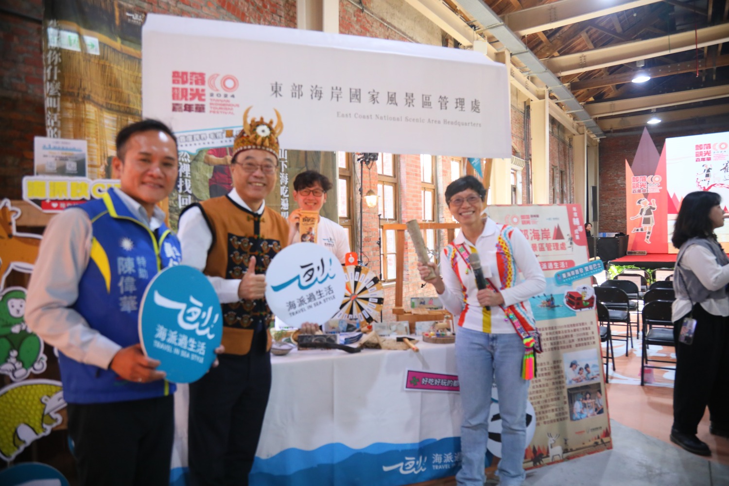 「2024台灣部落觀光嘉年華」活動參展的部會攤位。(記者包克明 攝)