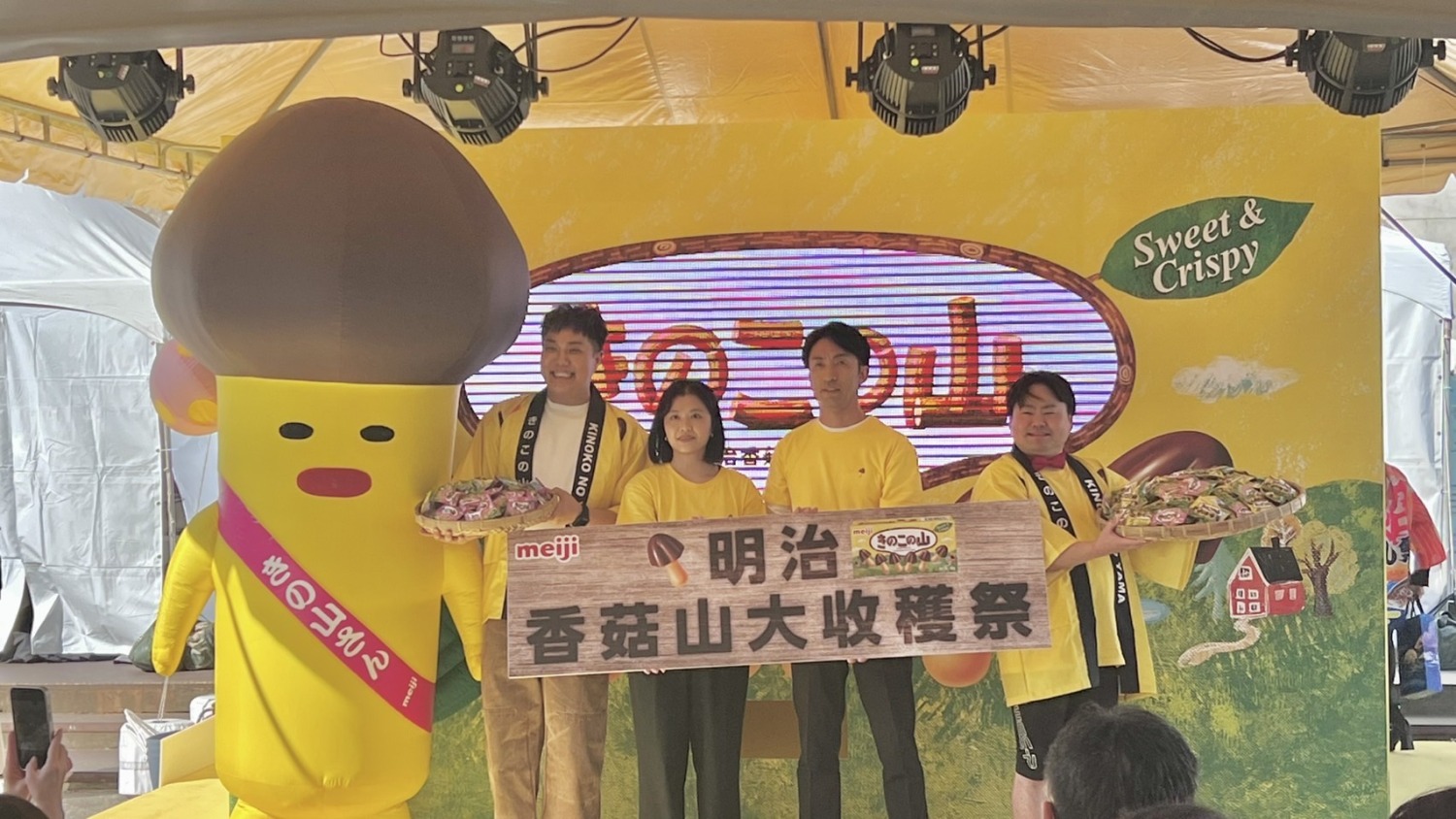 台灣明治副總經理下田將人(右二)、日本搞笑藝人Wes-P(右一)、藝人關韶文(左一)宣傳記者會合影。(圖/薛秀蓮拍攝)