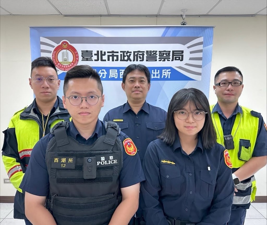 西湖派出所處理人員依序由左至右,左前至後爲警員郭守宏、林沛彤、鄧在軒、副所長劉志中、警員陳緯宇。(圖/記者薛秀蓮 翻攝)