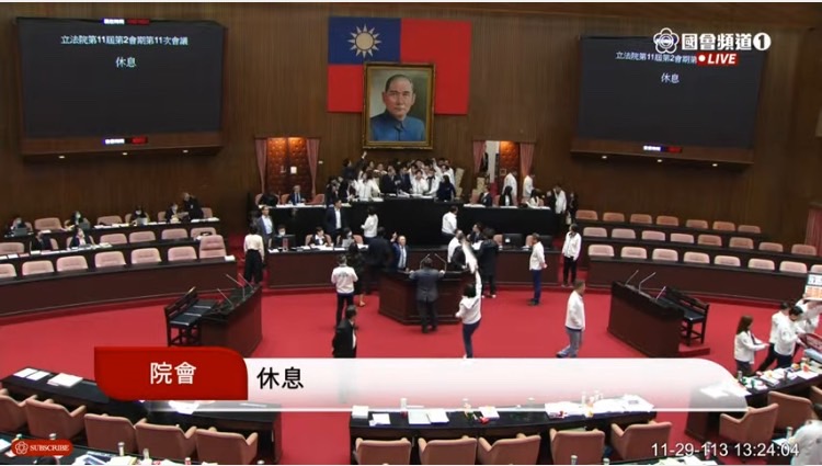 副院長江啟臣隨即宣布散會,留待下次院會處理,沒有讓雙方的衝突擴大。(圖/國會頻道)