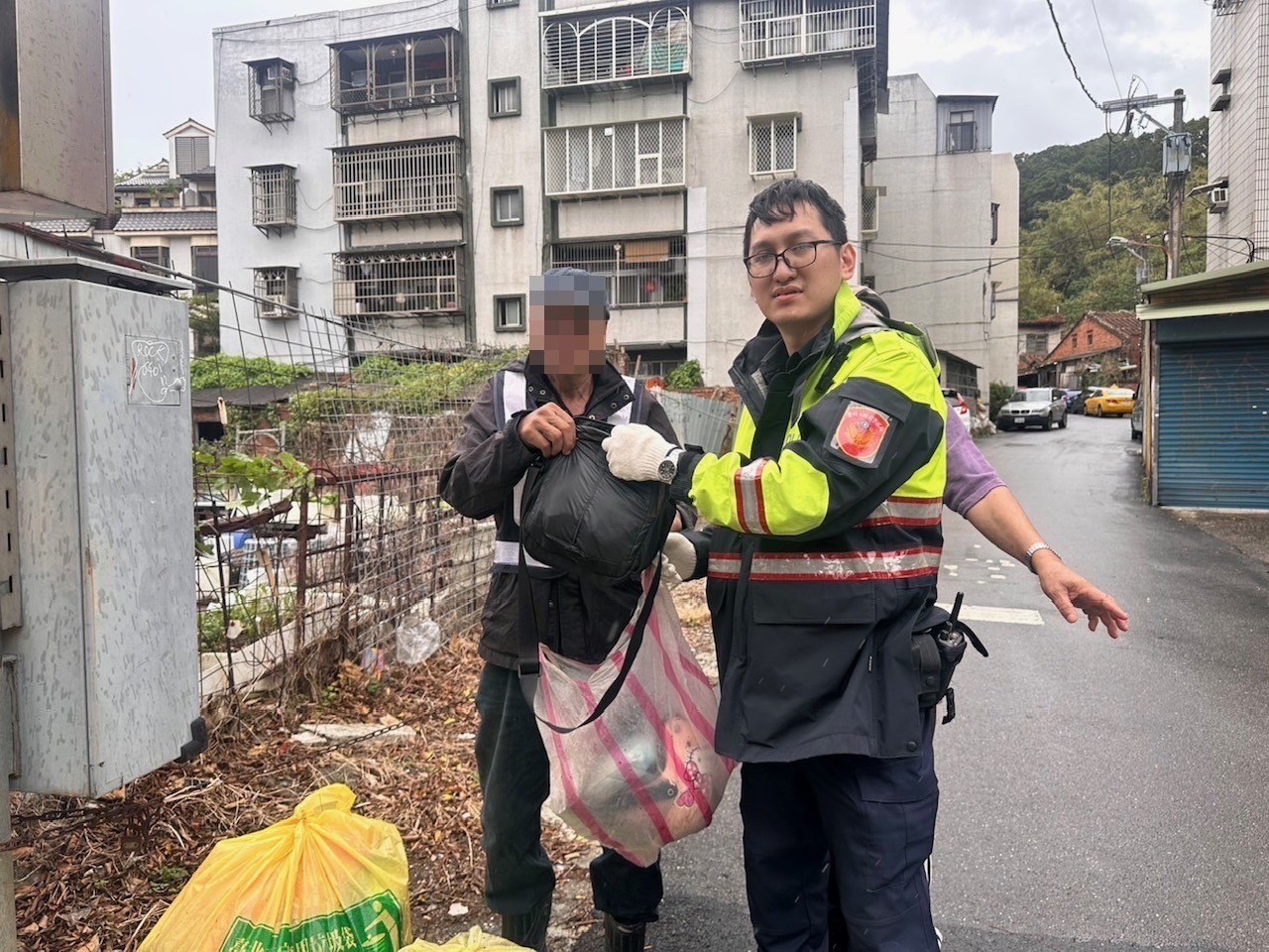 北投分局關渡所警員林泰宇、鄭伊珊陪協助賴姓老翁找回包包。（圖/記者薛秀蓮 翻攝）