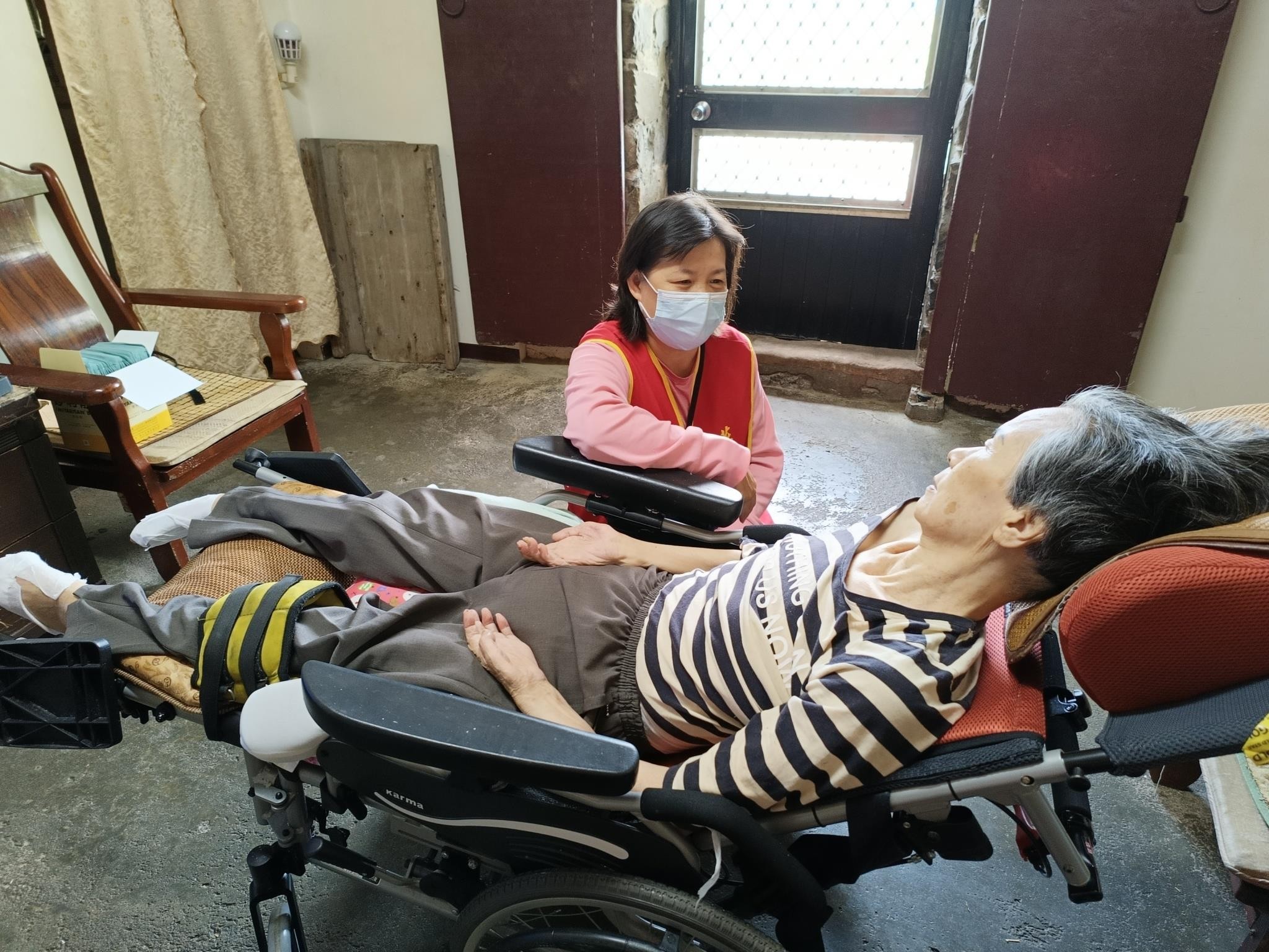 國中學妹耐心陪伴 66歲嬤臥床30年敞開心扉