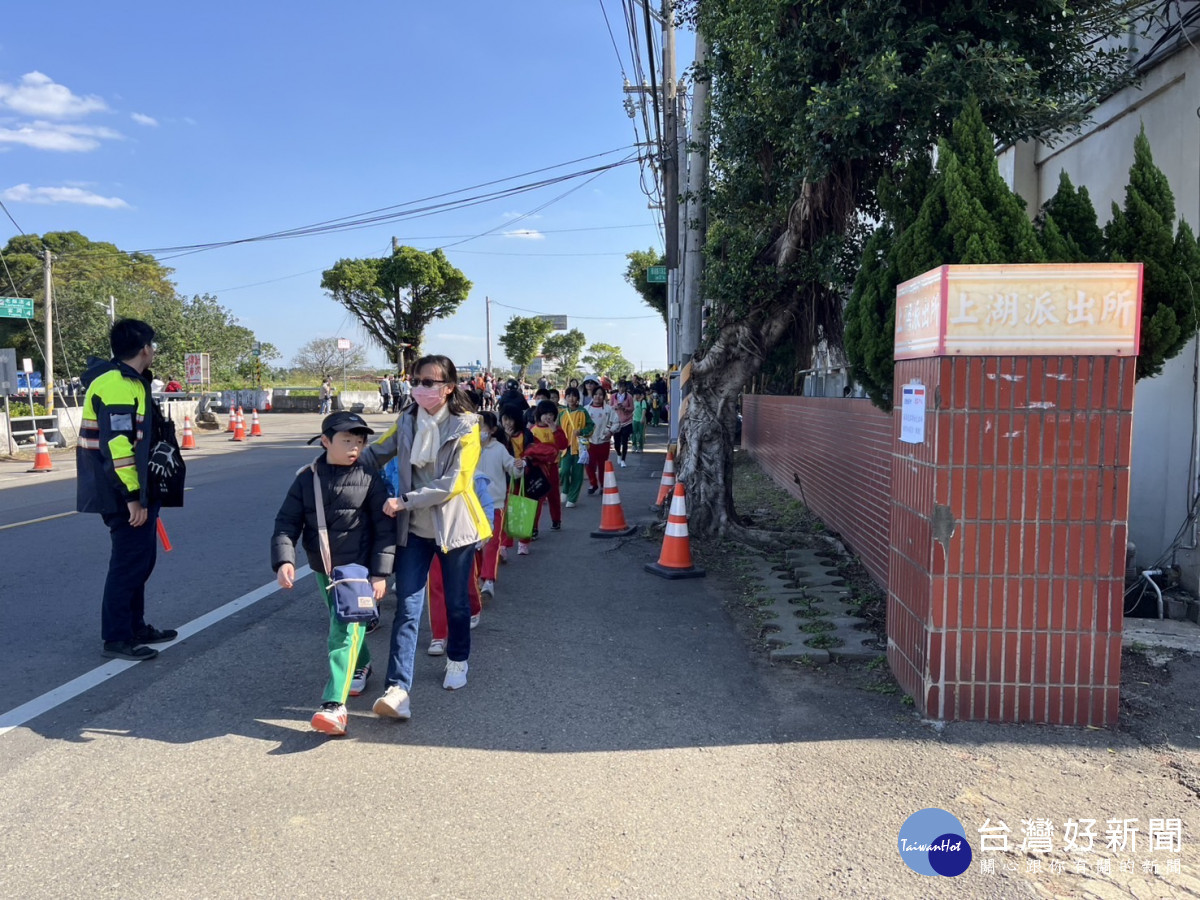 仙草嘉年華校外教學,楊梅警守護學童安全。<br /><br />