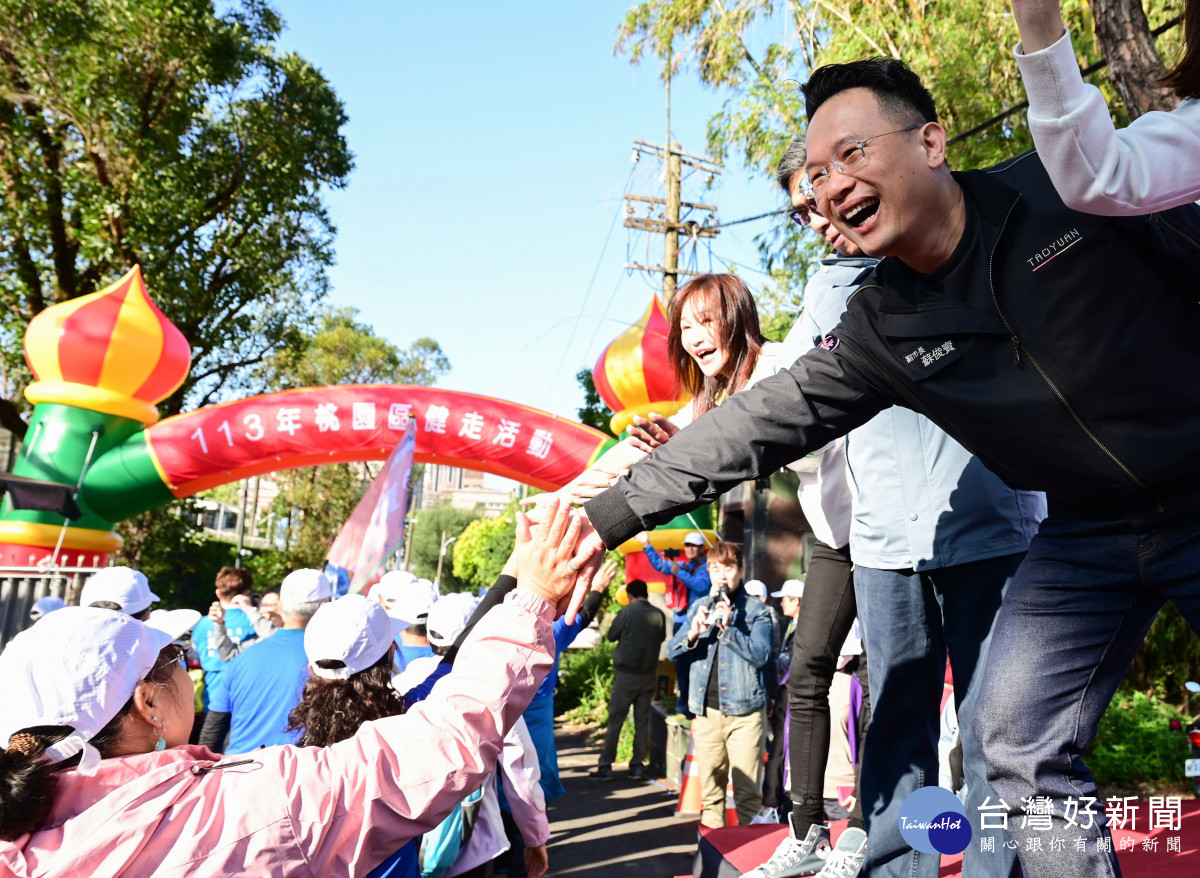 蘇副市長與里民擊掌。<br /><br />
