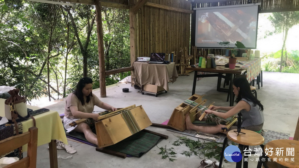 松林社區-結合部落遊程規劃,辦理織布體驗遊程,開放遊客參與。(圖/林業保育署南投分署提供)