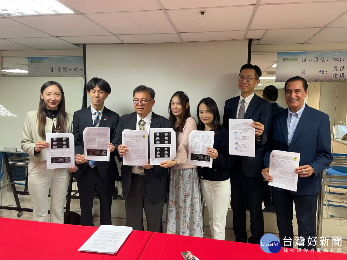 台中維新醫院院長許景琦(左三)與研究團隊公布阿茲海默症「語言訓練復健研究」成果。