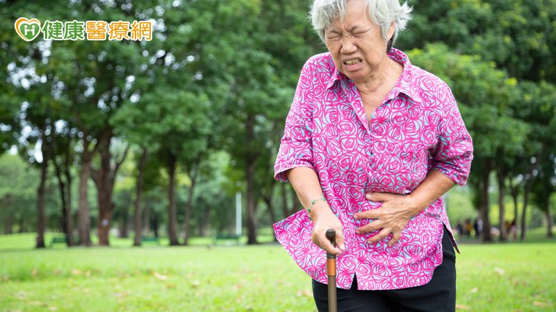 7旬婦走路卡卡還解尿困難 神明指示「勇敢就醫」驚見嚴重子宮脫垂