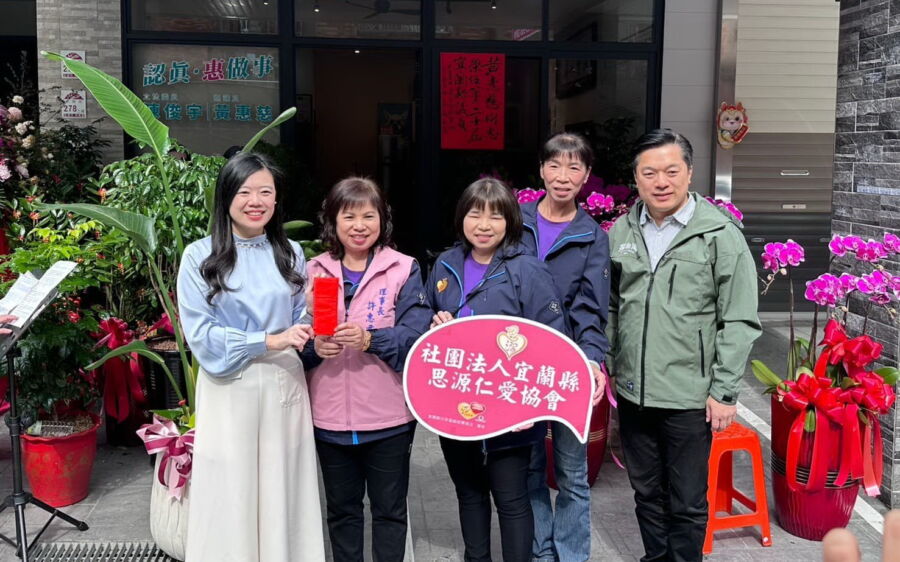 圖／宜蘭縣議員黃惠慈募得的10萬元善款，全數捐贈給社團法人宜蘭縣思源仁愛協會等五個深耕在地的公益團體。（立委陳俊宇臉書）