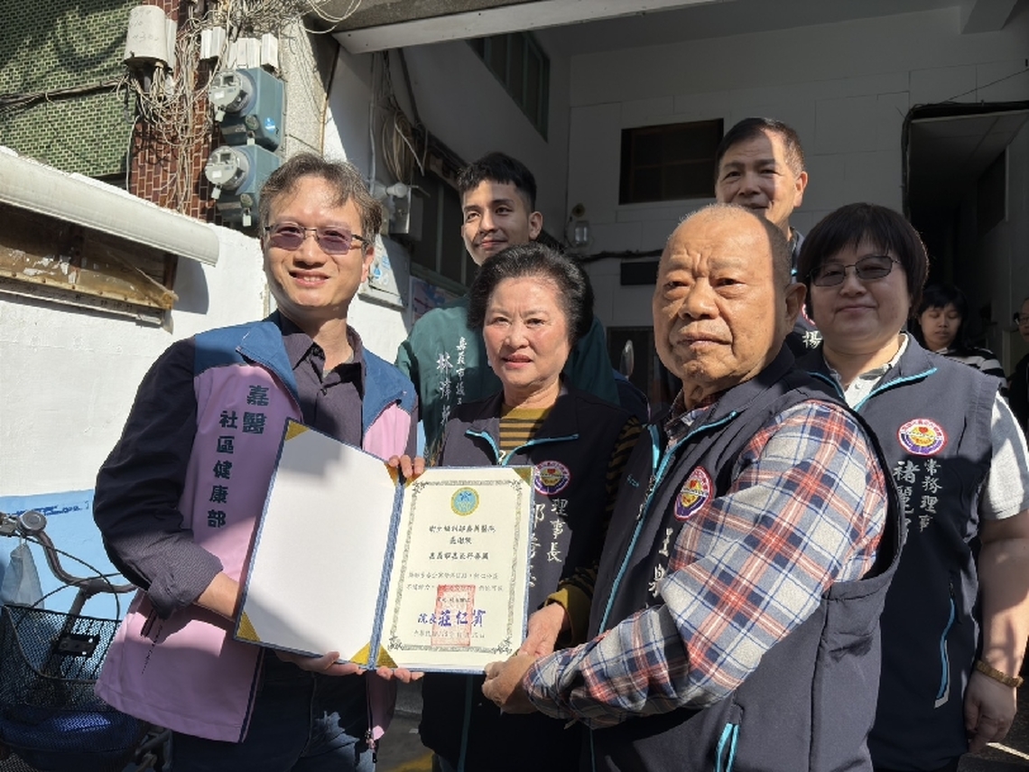 全台租金最便宜芳春公寓50年如一日 行善團鋪設巷道柏油和整條全新水溝蓋