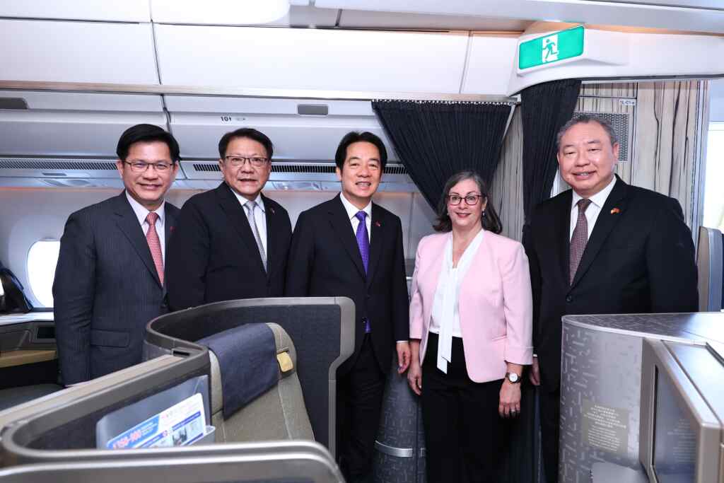 ▲賴清德總統「繁榮南島 智慧永續」之旅首站過境美國夏威夷，專機抵達檀香山國際機場後，由「美國在台協會」（AIT）執行理事藍鶯（Ingrid Larson）登機歡迎賴總統。（記者張玉泰攝）