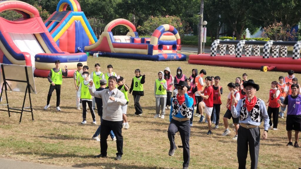 東海大學盛大舉辦牛奶節,師生熱舞開場揭開序幕。(圖/陳惠玲攝影)