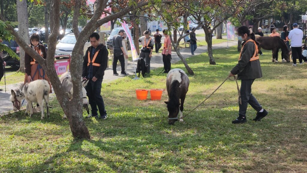 第二屆牛奶節推出上百攤學生創意市集、闖關、牛馬教育等體驗,以及寫生比賽。(圖/陳惠玲攝影)