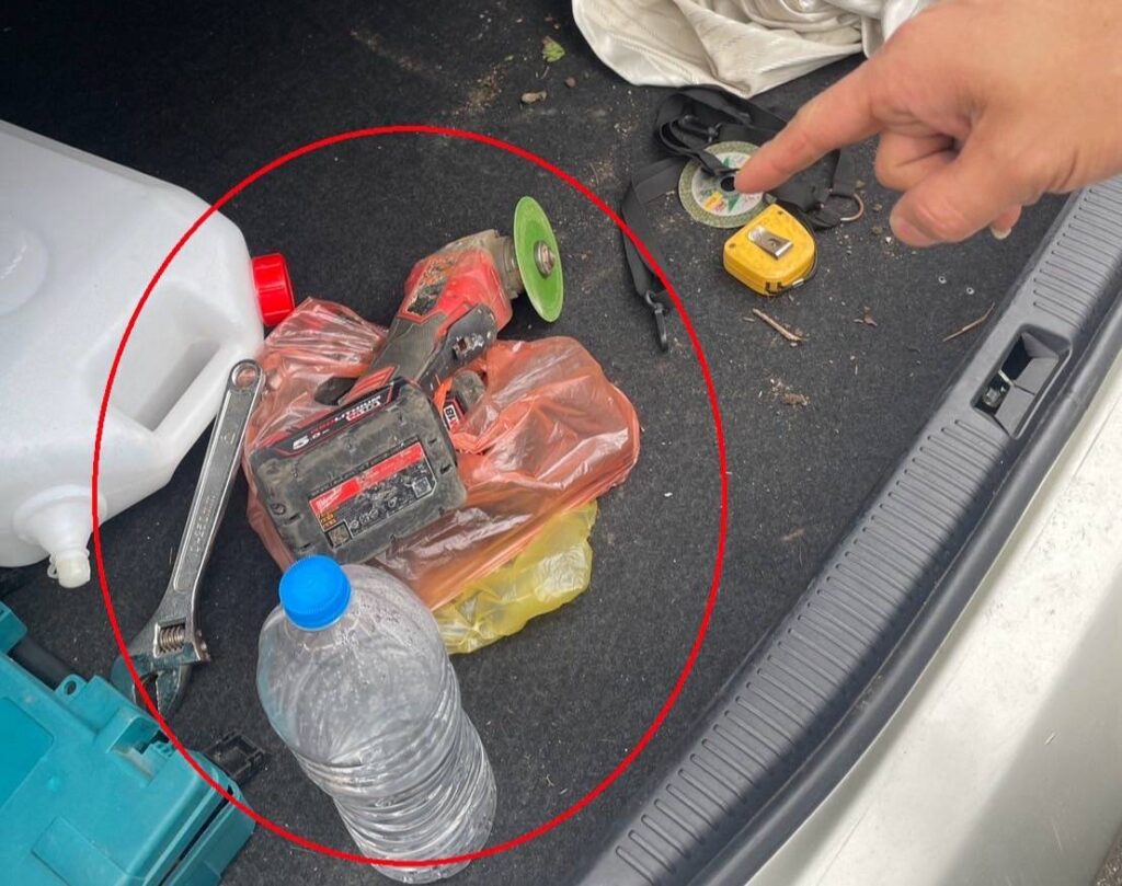 巡邏員警巡經該地區時，發現有輛汽車停放在自行車專用道內，且後車廂載滿不銹鋼護欄，欲上前攔檢時，該車突然沿自行車專用道往鶯歌區方向疾駛逃逸，員警立即通報支援警力協助攔截圍捕