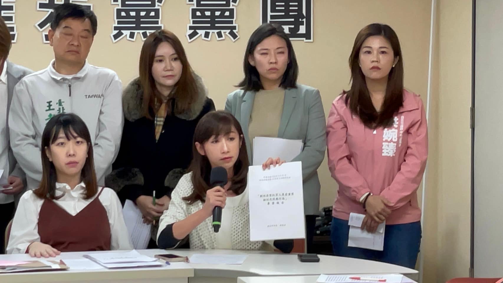 批北市府處置慢半拍 許淑華:狼師案拖延3個半月才停聘 208 批北市府處置慢半拍 許淑華:狼師案拖延3個半月才停聘 207