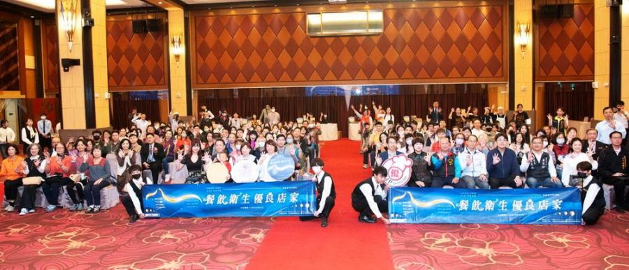 嘉義市61家優質餐飲業者獲食安「金質獎」 黃敏惠授獎