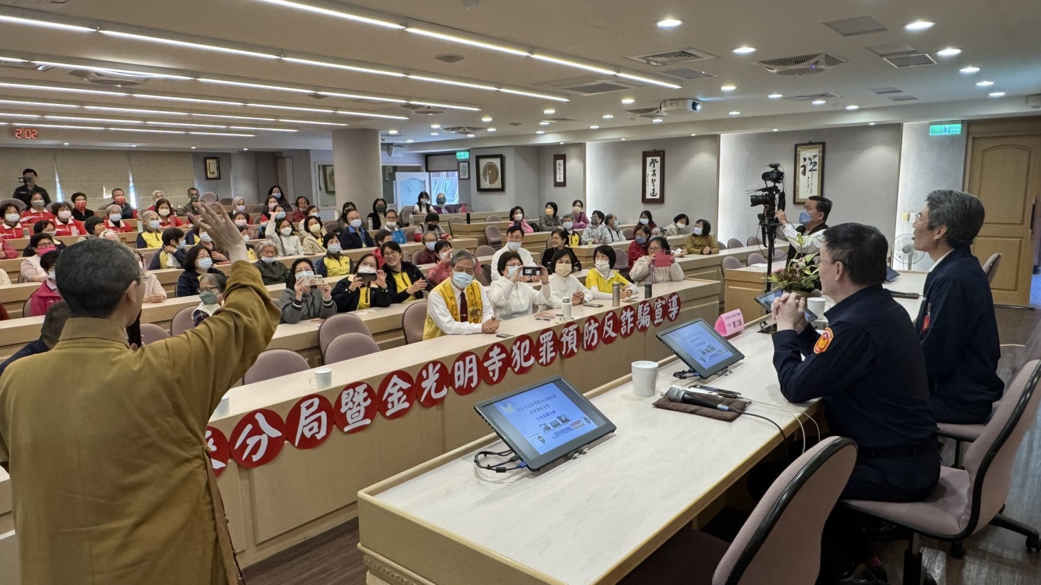 三峽分局與金光明寺聯合宣導識詐。(記者徐煜勝翻攝)