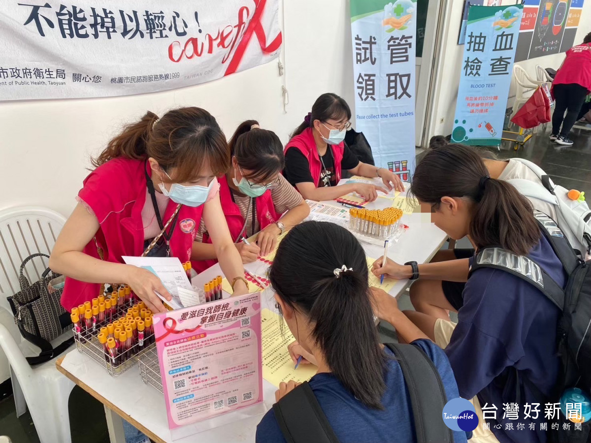 註冊自我篩檢試劑官網會員的師生,均可憑QR Code在現場免費兌換一份自我篩檢試劑。