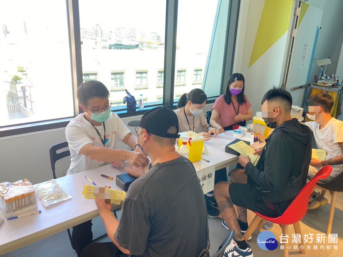 註冊自我篩檢試劑官網會員的師生,均可憑QR Code在現場免費兌換一份自我篩檢試劑。<br /><br />