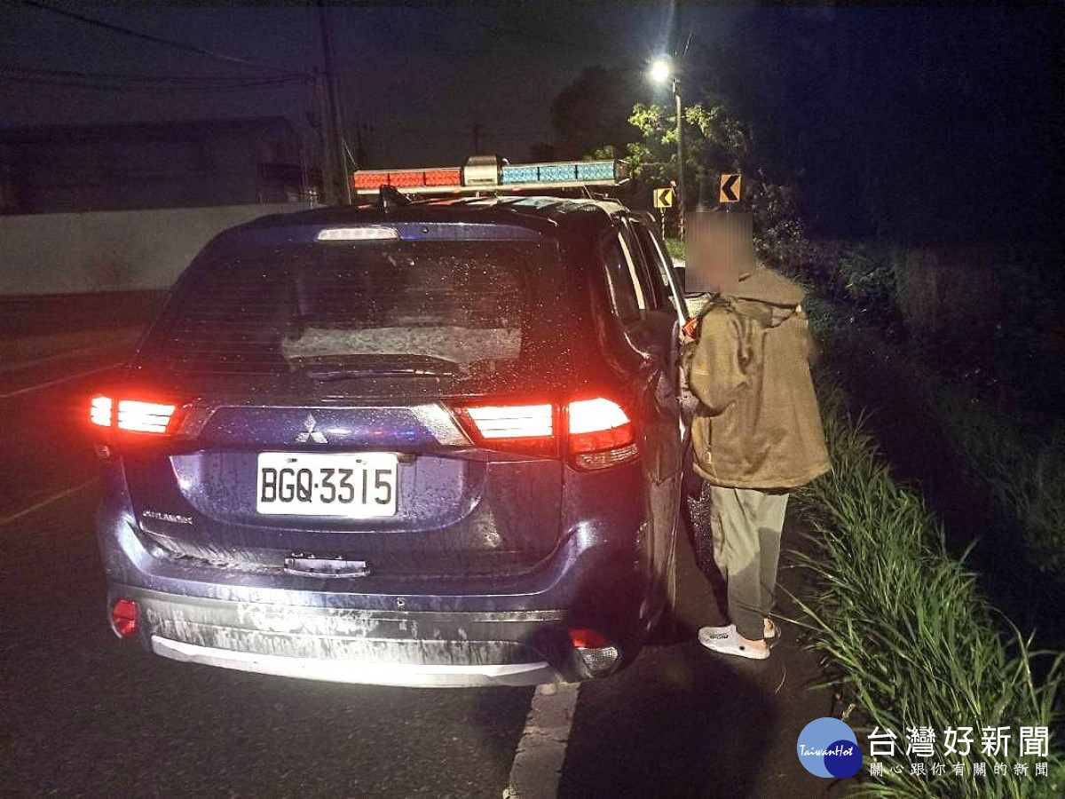 員警載送徐男返家,將他安全送達住處。
