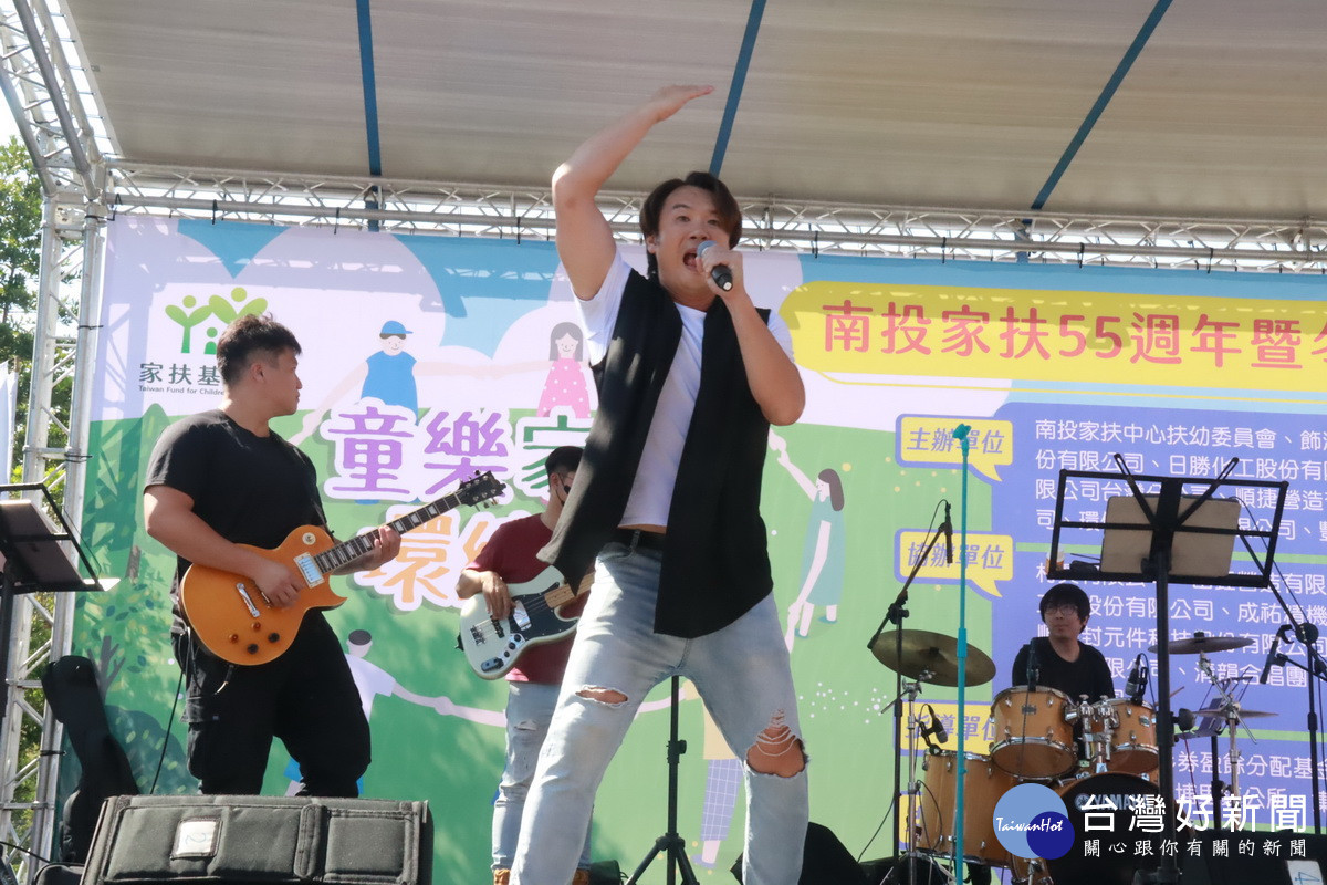 簡千翔領軍的灣島草民樂團演唱好聽的歌曲。(記者扶小萍攝)